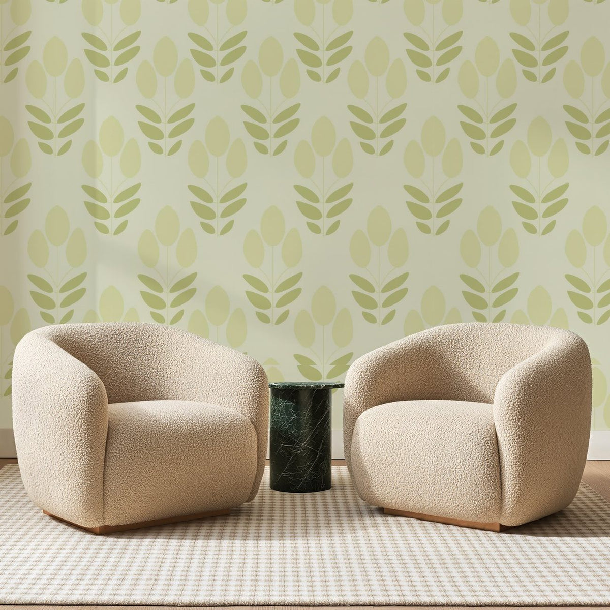 Papier peint panoramique Tulipes Stylisées Crème et Tilleul, posé sur toute la paroi d'un salon, derrière deux fauteuils en bouclette crème et un guéridon en marbre vert