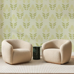 Papier peint panoramique Tulipes Stylisées Crème et Tilleul, posé sur toute la paroi d'un salon, derrière deux fauteuils en bouclette crème et un guéridon en marbre vert