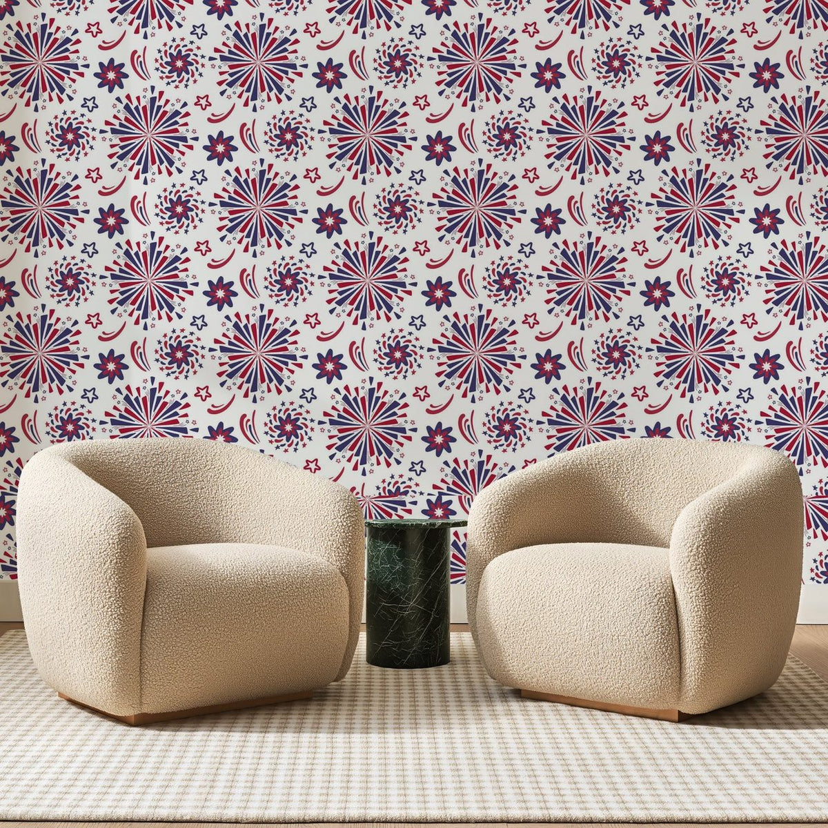 Papier peint panoramique Feux d'Artifice Rouge et Bleu, posé sur toute la paroi d'un salon, derrière deux fauteuils en bouclette crème et un guéridon en marbre vert