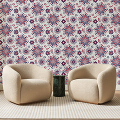 Papier peint panoramique Feux d'Artifice Rouge et Bleu, posé sur toute la paroi d'un salon, derrière deux fauteuils en bouclette crème et un guéridon en marbre vert