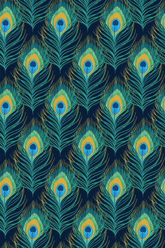 Motif à plat : plumes de paon bleu canard à œil bleu roi cerclé d'or sur fond bleu nuit.