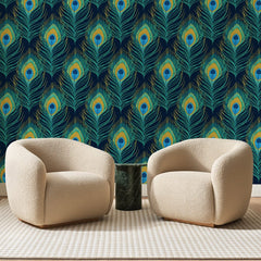 Papier peint panoramique Plumes de Paon Bleu Canard, posé sur toute la paroi d'un salon, derrière deux fauteuils en bouclette crème et un guéridon en marbre vert