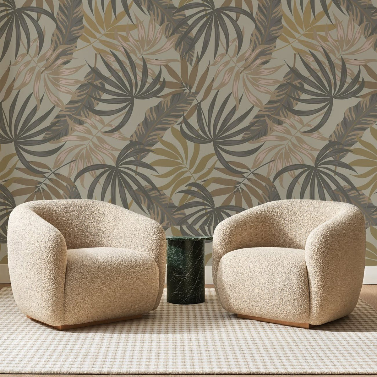 Papier peint panoramique Palmes Graphiques Ocre, posé sur toute la paroi d'un salon, derrière deux fauteuils en bouclette crème et un guéridon en marbre vert