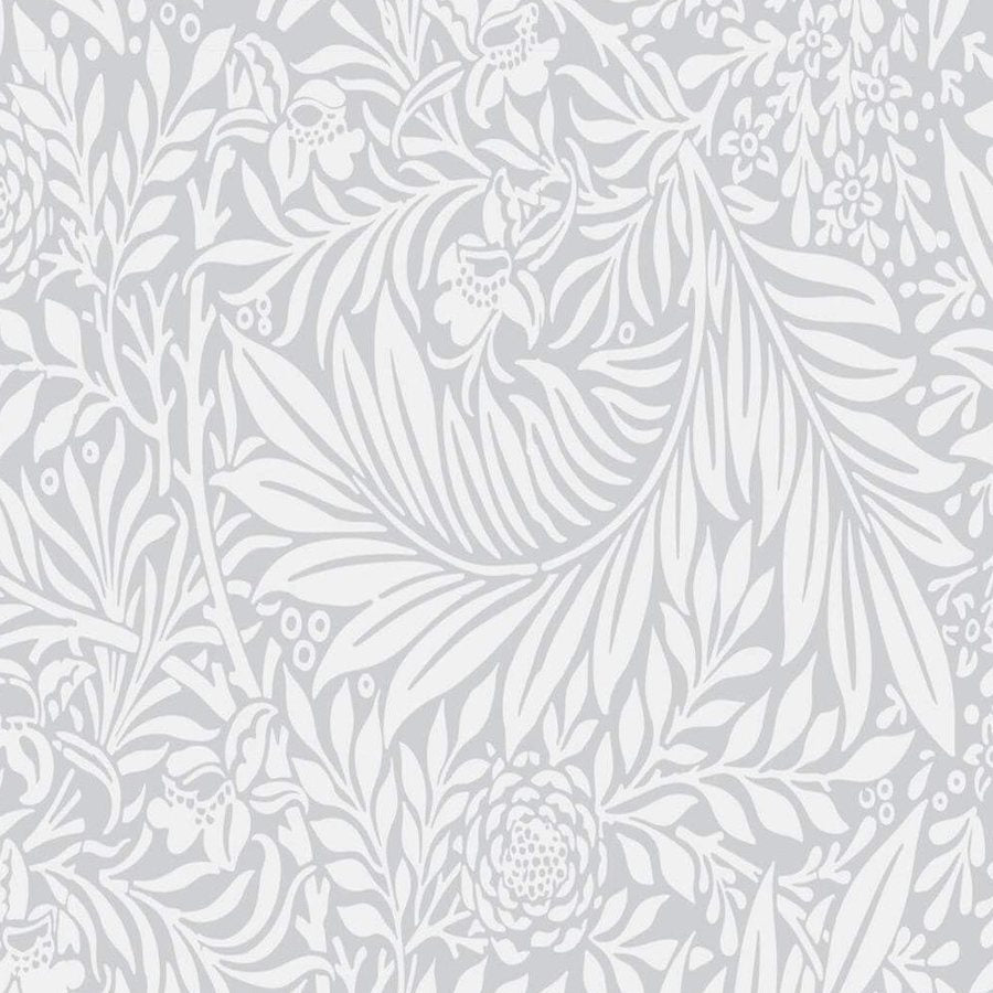 Gros plan de l'impression : les nervures ivoire d'une feuille et le grain régulier du fond gris perle.