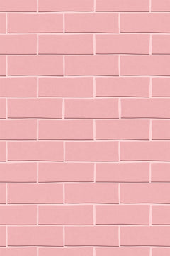 Le décor à plat : briques rose poudré en rangs décalés, séparées par des joints blanc rosé.