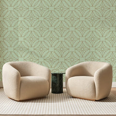 Papier peint panoramique Rosaces Art Déco Vert Sauge, posé sur toute la paroi d'un salon, derrière deux fauteuils en bouclette crème et un guéridon en marbre vert
