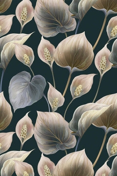 Motif à plat : arums beige rosé et feuilles en cœur taupe et gris mauve, nervurées d'or, serrés sur un fond vert sombre presque noir