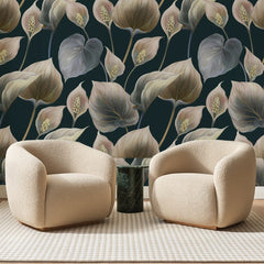 Papier peint panoramique Arums Taupe sur Fond Sombre, posé sur toute la paroi d'un salon, derrière deux fauteuils en bouclette crème et un guéridon en marbre vert