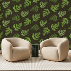 Papier peint panoramique Fougères Vertes sur Brun, posé sur toute la paroi d'un salon, derrière deux fauteuils en bouclette crème et un guéridon en marbre vert