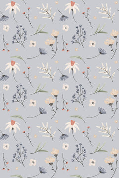 Petites marguerites blanches à cœur corail, clochettes bleu ardoise et fleurs crème dispersées sur un fond gris perle.