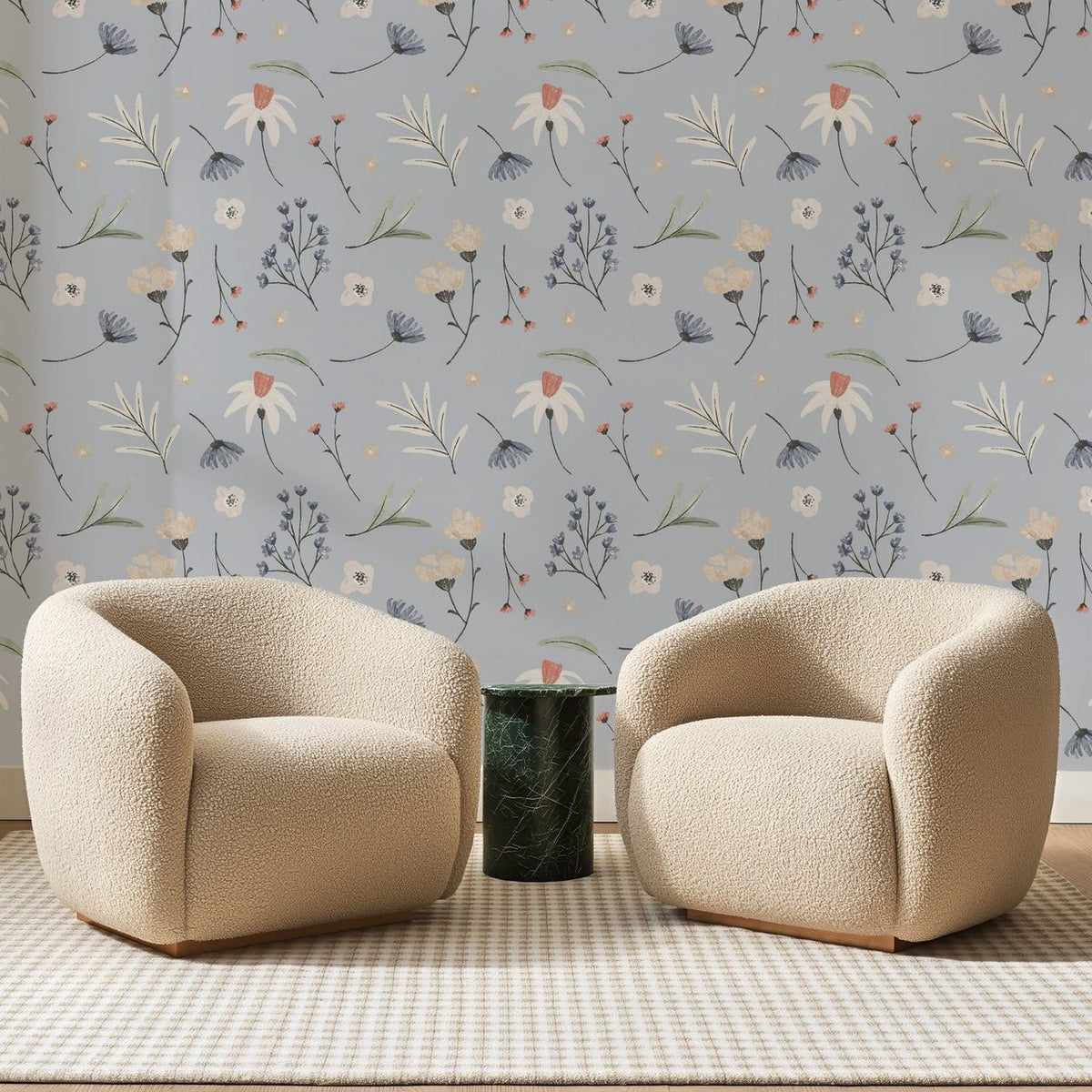 Papier peint panoramique Semis Fleuri sur Gris Perle, posé sur toute la paroi d'un salon, derrière deux fauteuils en bouclette crème et un guéridon en marbre vert