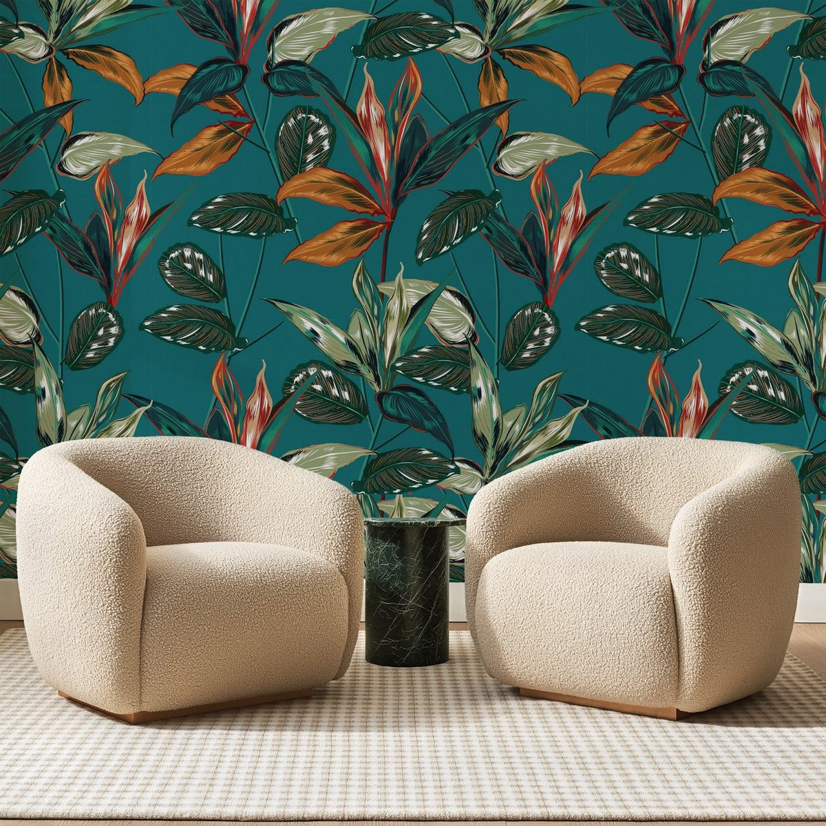 Papier peint panoramique Feuillage Tropical Bleu Paon, posé sur toute la paroi d'un salon, derrière deux fauteuils en bouclette crème et un guéridon en marbre vert