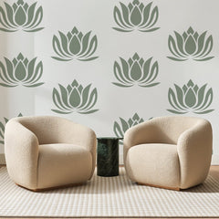 Papier peint panoramique Lotus Graphiques Vert Sauge, posé sur toute la paroi d'un salon, derrière deux fauteuils en bouclette crème et un guéridon en marbre vert