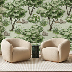 Papier peint panoramique Bosquet Fleuri Vert Sauge, posé sur toute la paroi d'un salon, derrière deux fauteuils en bouclette crème et un guéridon en marbre vert