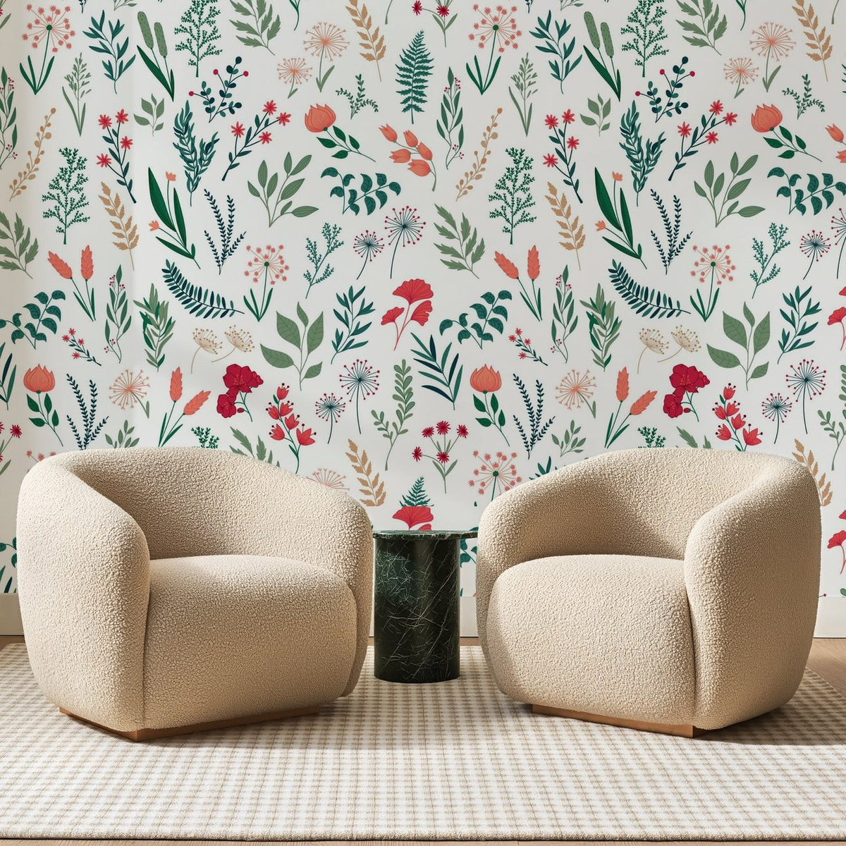 Papier peint panoramique Herbier Corail et Vert Sapin, posé sur toute la paroi d'un salon, derrière deux fauteuils en bouclette crème et un guéridon en marbre vert