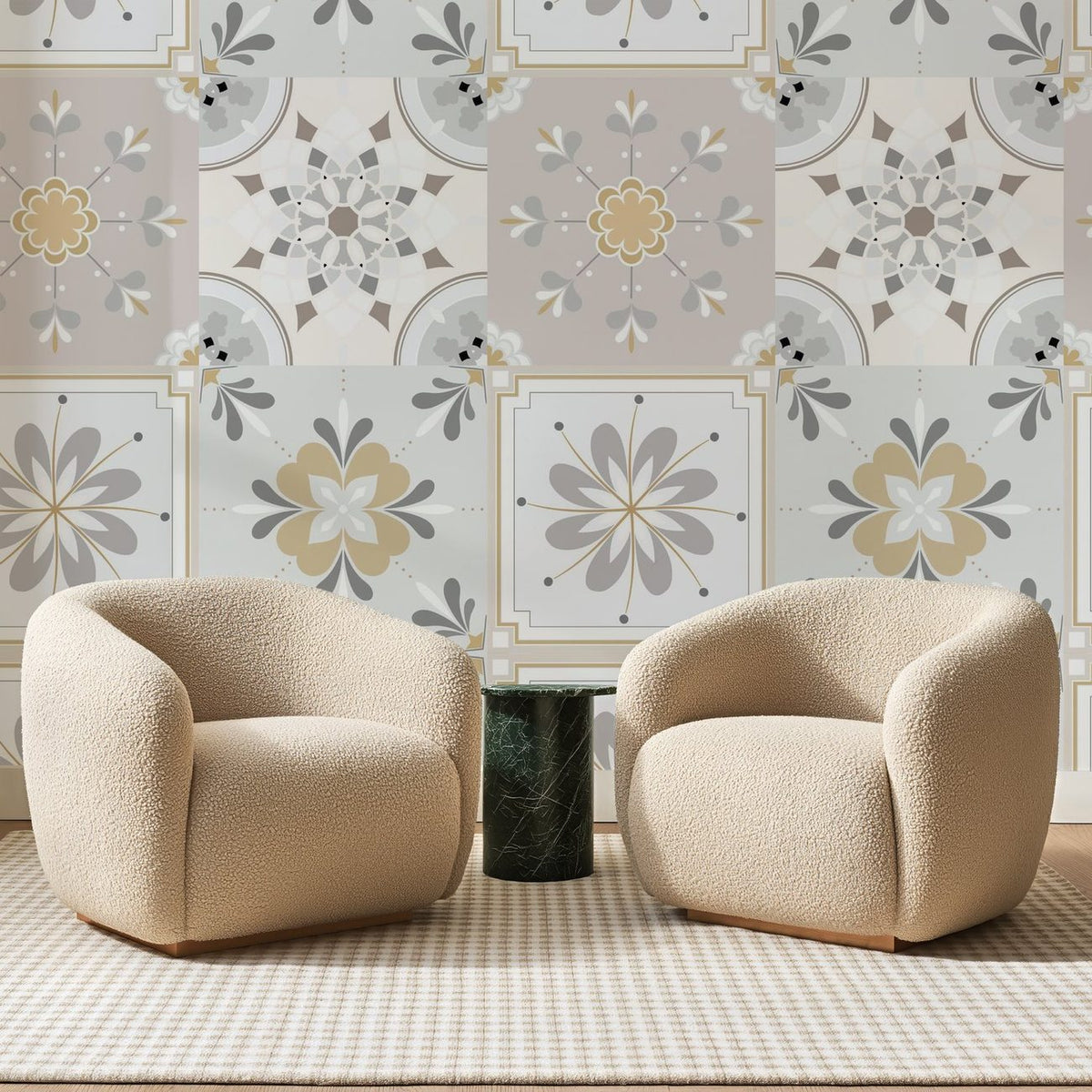 Papier peint panoramique Carreaux Fleuris Gris et Or, posé sur toute la paroi d'un salon, derrière deux fauteuils en bouclette crème et un guéridon en marbre vert