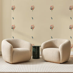 Papier peint panoramique Petits Bouquets Corail sur Crème, posé sur toute la paroi d'un salon, derrière deux fauteuils en bouclette crème et un guéridon en marbre vert