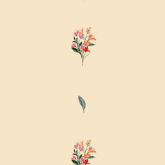 Gros plan de l'impression : les pétales corail et la tige verte d'un bouquet, nets sur le fond crème uni