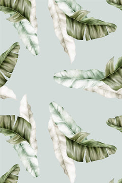 Motif à plat : grandes feuilles de bananier vert sauge, vert olive et blanc crème, inclinées en diagonale sur un fond vert d'eau grisé