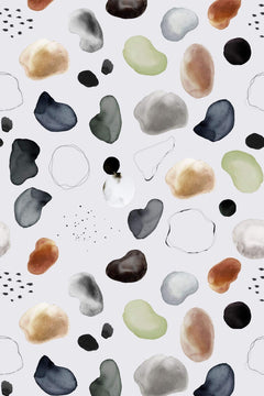 Motif à plat : galets aquarellés anthracite, gris, vert amande, sable et terre de Sienne semés sur un fond gris perle, ponctués de cercles à l'encre et de mouchetures noires