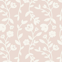 Gros plan de l'impression : pétales blancs arrondis et feuille ovale sur le fond rose poudré