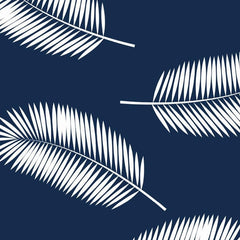 Gros plan de l'impression : les folioles fines et le bord découpé d'une palme blanche.
