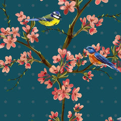 Gros plan sur une mésange bleue posée près d'un bouquet de fleurs rose corail.