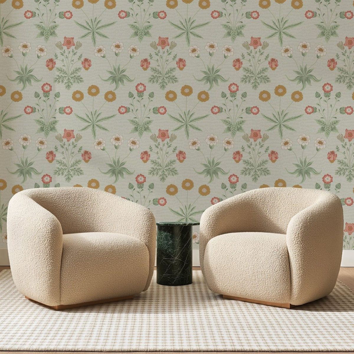 Papier peint panoramique Semis de Marguerites Gris Pâle, posé sur toute la paroi d'un salon, derrière deux fauteuils en bouclette crème et un guéridon en marbre vert.