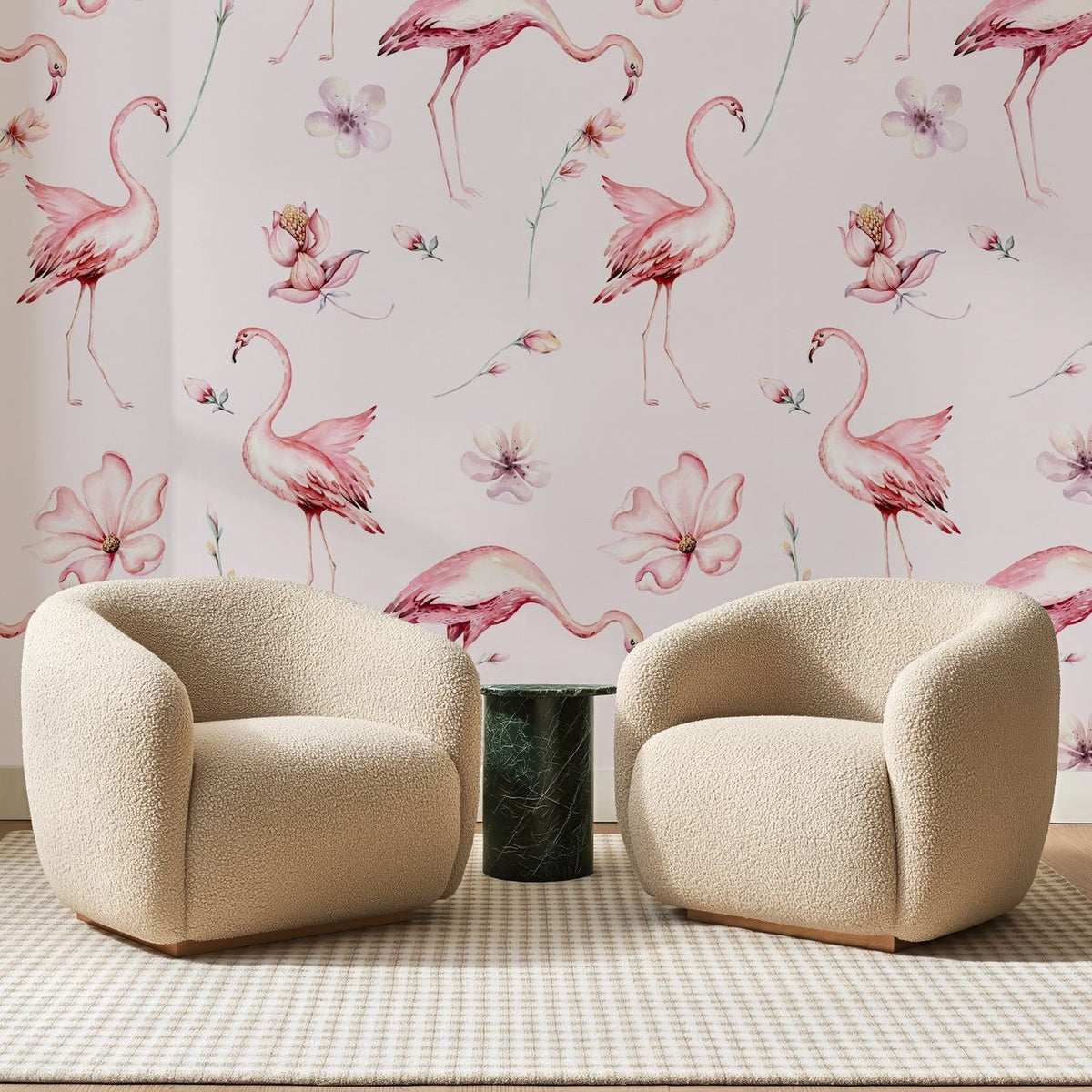 Papier peint panoramique Flamants à l'Aquarelle Rose Poudré, posé sur toute la paroi d'un salon, derrière deux fauteuils en bouclette crème et un guéridon en marbre vert