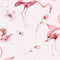 Gros plan de l'impression : traces de pinceau sur l'aile d'un flamant et auréoles claires d'un lavis rose