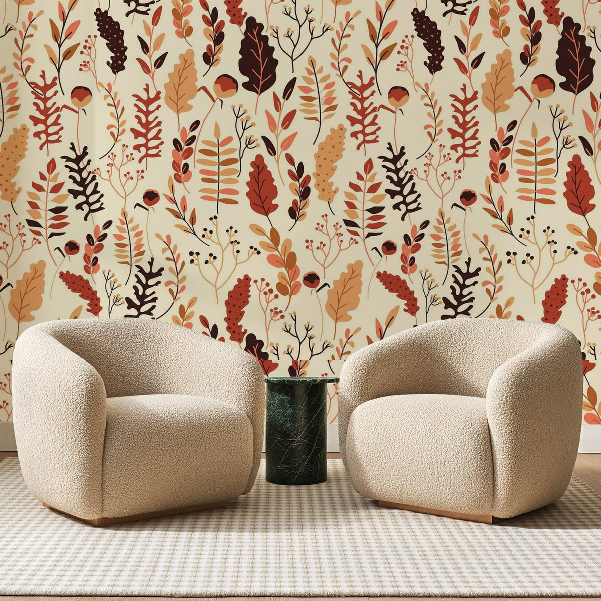 Papier peint panoramique Herbier d'Automne Terracotta, posé sur toute la paroi d'un salon, derrière deux fauteuils en bouclette crème et un guéridon en marbre vert.