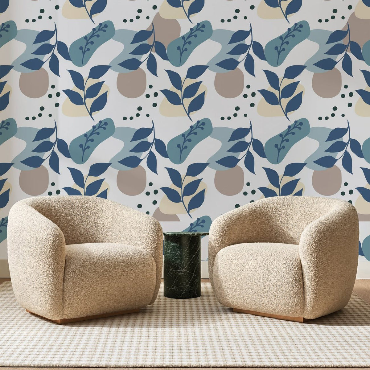 Papier peint panoramique Collage Végétal Bleu Pastel, posé sur toute la paroi d'un salon, derrière deux fauteuils en bouclette crème et un guéridon en marbre vert