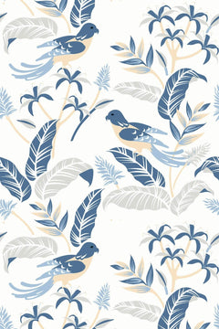 Motif à plat : oiseaux bleu marine et feuilles de bananier bleues, grises et beiges sur fond blanc.