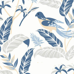 Gros plan de l'impression : rayures de l'aile d'un oiseau et bord d'une feuille grise sur le blanc.