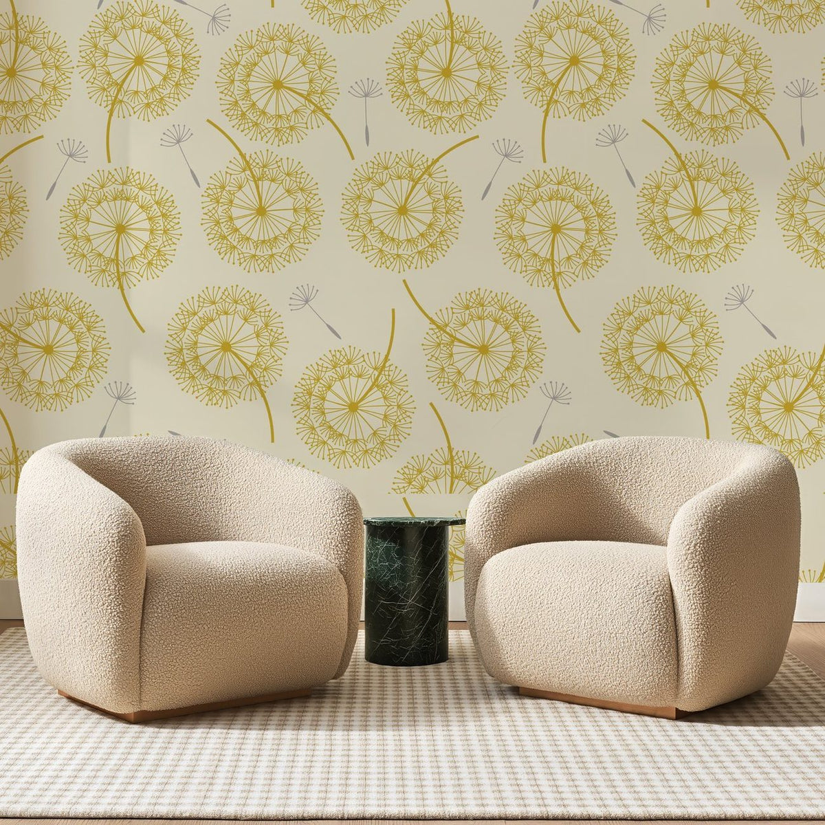 Papier peint panoramique Pissenlits Jaune Moutarde, posé sur toute la paroi d'un salon, derrière deux fauteuils en bouclette crème et un guéridon en marbre vert.