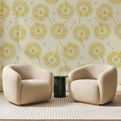 Papier peint panoramique Pissenlits Jaune Moutarde, posé sur toute la paroi d'un salon, derrière deux fauteuils en bouclette crème et un guéridon en marbre vert.