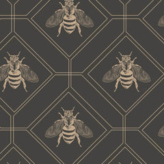 Gros plan sur l'impression : les anneaux de l'abdomen d'une abeille et la nervure fine de ses ailes.