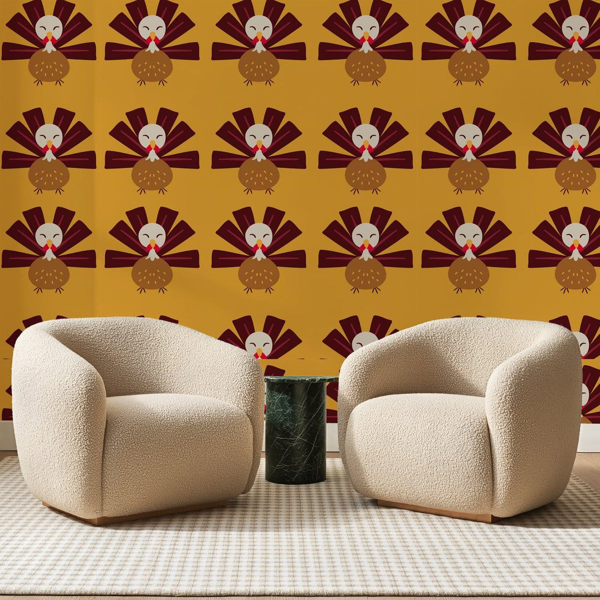 Papier peint panoramique Dindons Rangés sur Moutarde, posé sur toute la paroi d'un salon, derrière deux fauteuils en bouclette crème et un guéridon en marbre vert