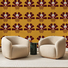 Papier peint panoramique Dindons Rangés sur Moutarde, posé sur toute la paroi d'un salon, derrière deux fauteuils en bouclette crème et un guéridon en marbre vert