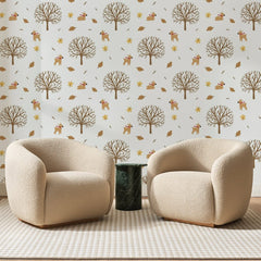 Papier peint panoramique Faons et Lapins Noisette, posé sur toute la paroi d'un salon, derrière deux fauteuils en bouclette crème et un guéridon en marbre vert