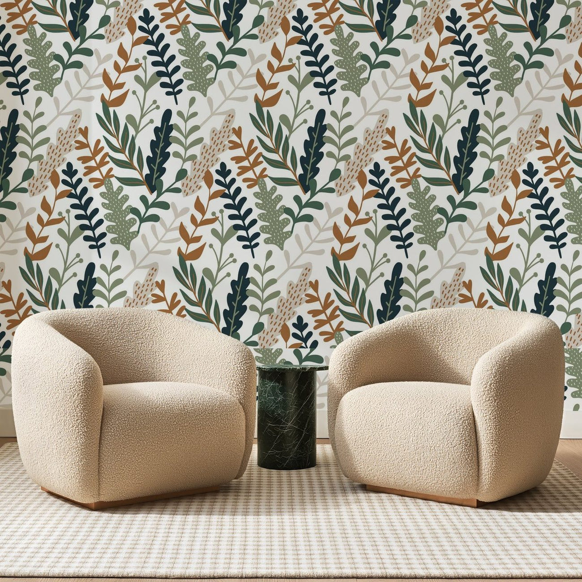 Papier peint panoramique Fougères Mêlées Vert et Rouille, posé sur toute la paroi d'un salon, derrière deux fauteuils en bouclette crème et un guéridon en marbre vert