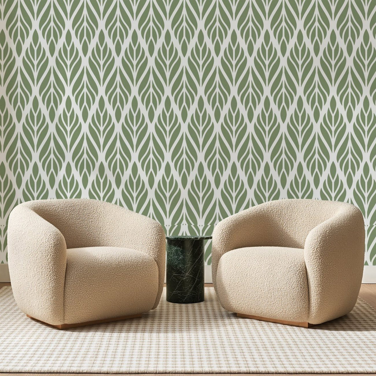 Papier peint panoramique Colonnes de Feuilles Sauge, posé sur toute la paroi d'un salon, derrière deux fauteuils en bouclette crème et un guéridon en marbre vert
