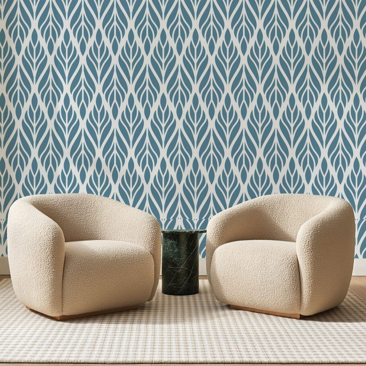 Papier peint panoramique Feuilles Tressées Bleu Acier, posé sur toute la paroi d'un salon, derrière deux fauteuils en bouclette crème et un guéridon en marbre vert
