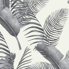Gros plan sur l'impression, nervures et folioles grises d'une palme sur le fond ivoire.