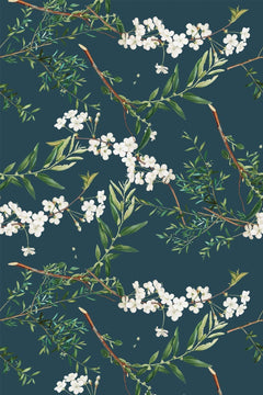 Le motif à plat : des branches à fleurs blanches et feuilles olive sur un fond bleu canard.