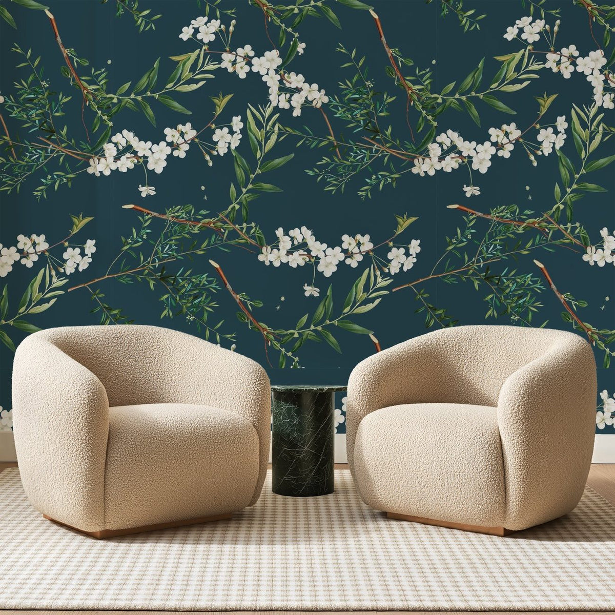 Papier peint panoramique Branches Fleuries Bleu Canard, posé sur toute la paroi d'un salon, derrière deux fauteuils en bouclette crème et un guéridon en marbre vert