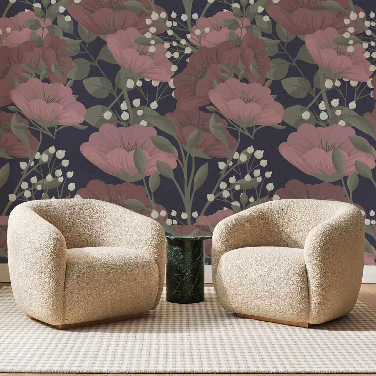 Papier peint panoramique Corolles et Baies Vieux Rose, posé sur toute la paroi d'un salon, derrière deux fauteuils en bouclette crème et un guéridon en marbre vert
