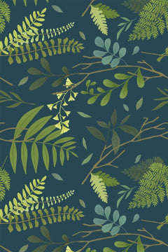 Motif à plat : fougères, eucalyptus et feuilles de saule en plusieurs verts sur fond bleu canard sombre.