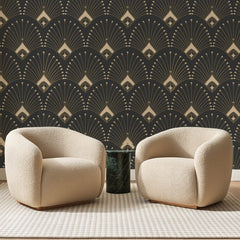 Papier peint panoramique Éventails Perlés Noir et Or, posé sur toute la paroi d'un salon, derrière deux fauteuils en bouclette crème et un guéridon en marbre vert