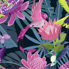 Gros plan de l'impression : étamines d'une protée rose et mouchetures d'une orchidée magenta sur le fond sombre